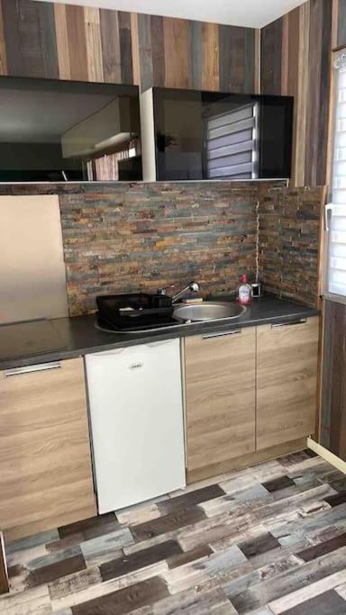 Studio En Residence La Baie De L Adon Сен-Жил-Кроа-дьо-Ви Екстериор снимка