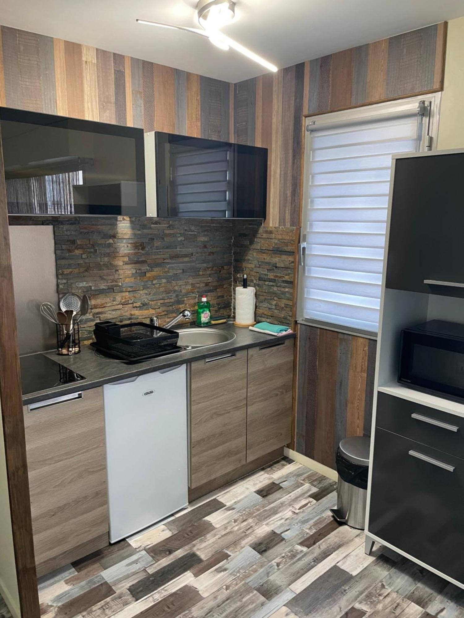 Studio En Residence La Baie De L Adon Сен-Жил-Кроа-дьо-Ви Екстериор снимка
